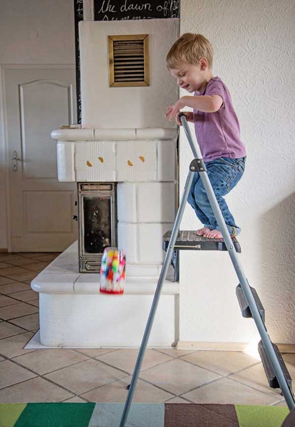Không nên sử dụng thang khi nhà có trẻ nhỏ đang chơi đùa