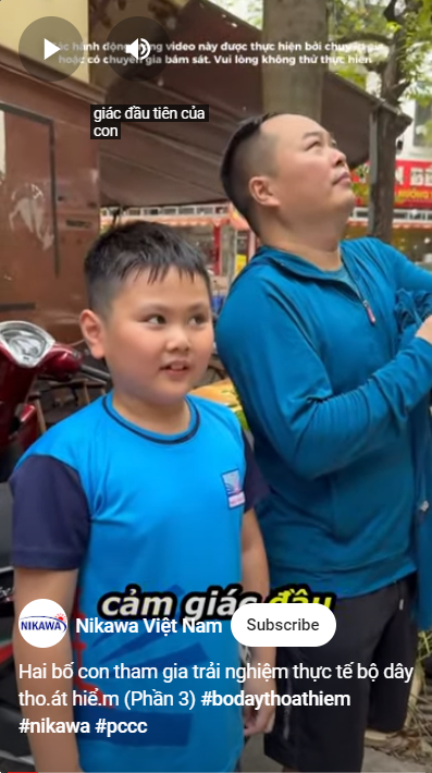 Hai bố con tham gia trải nghiệm thực tế bộ dây thoát hiểm hạ chậm Nikawa