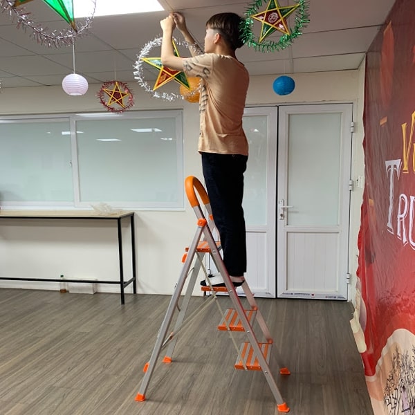 Trang trí bữa tiệc cho bé ngày 1/6 với thang nhôm ghế
