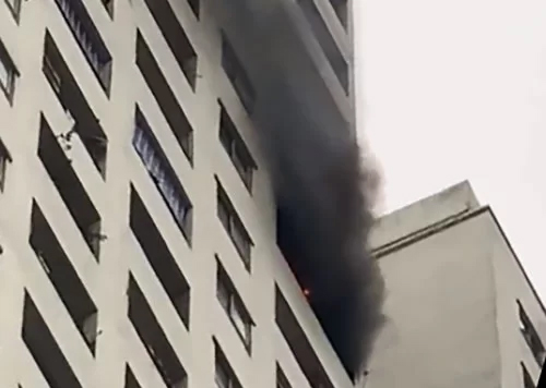 Khói đen và lửa bốc lên từ tầng 32 chung cư HH Linh Đàm giữa tháng 4 vừa qua. Ảnh: Anh Kim