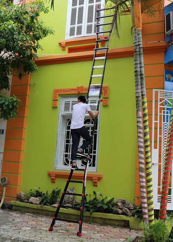 Thang nhôm gấp đa năng Nikawa hỗ trợ sơn nhà ở những vị trí cao