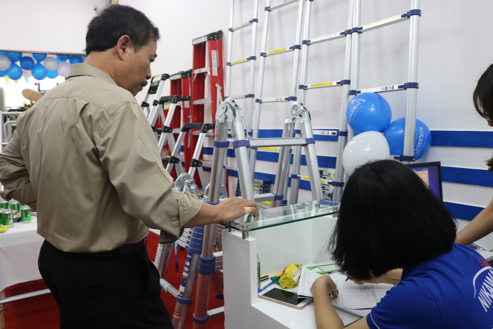 Trong ngày khai trương showroom số 5 Thuốc Bắc, sản phẩm Nikawa đầu tiên đã được trao tay khách hàng với ưu đãi đặc biệt