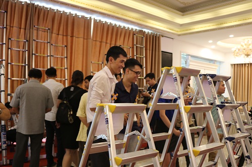 Khách hàng tham quan hội nghị thích thú với các sản phẩm thang nhôm Nikawa