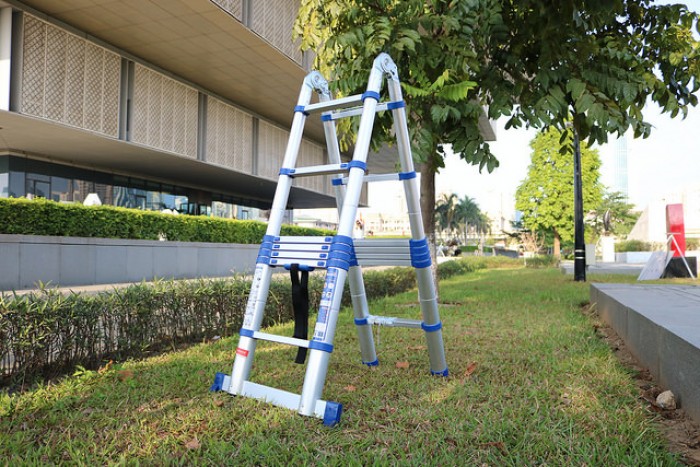 Với thiết kế chốt khóa thang linh hoạt, thang nhôm rút giúp người sử dụng an toàn và dễ dàng hơn trong công việc