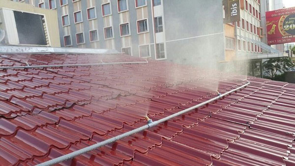 Lắp hệ thống phun nước tự động chống nóng mái tôn hiệu quả