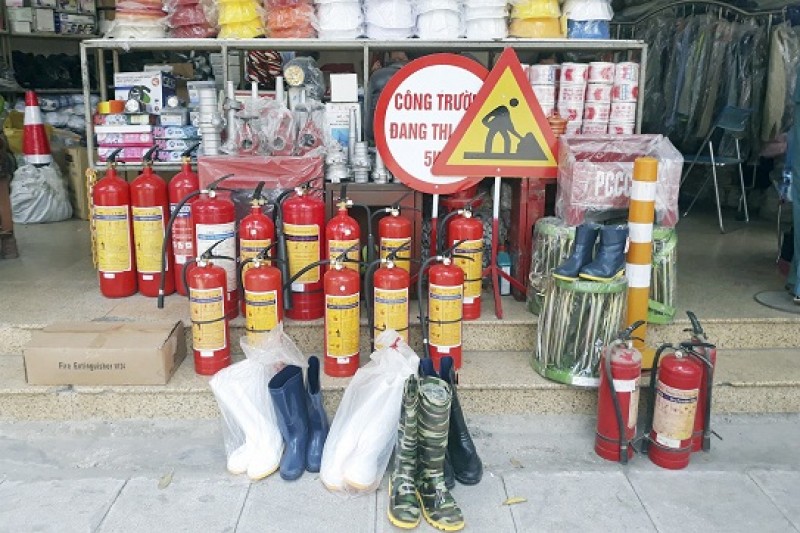 Mặt nạ chống độc, bình cứu hỏa mini được bày bán khắp nơi
