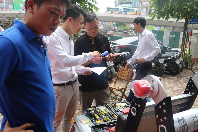 Giám đốc Nguyễn Trường Phi trực tiếp tư vấn cho khách hàng về sản phẩm
