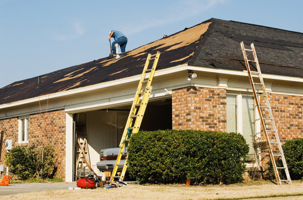 Thang nhôm hỗ trợ sửa mái nhà an toàn, hiệu quả