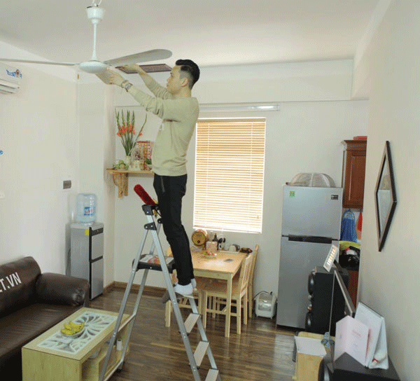Thang nhôm ghế NIKAWA NKP-05 hỗ trợ người dùng làm sạch quạt trần trên cao