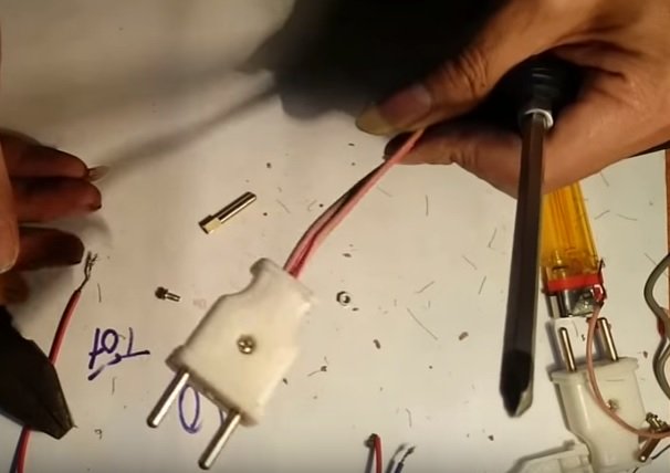 Dùng tuốc nơ vít để tháo phích cắm điện