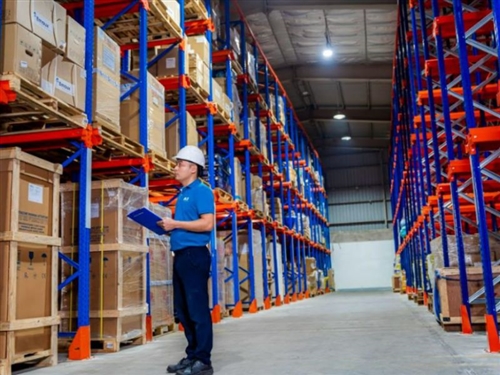 Nhân viên kho là làm gì? Công việc, kỹ năng và thiết bị hỗ trợ cần có