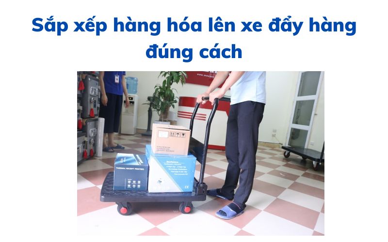 Sắp xếp hàng hóa lên xe đẩy hàng đúng cách